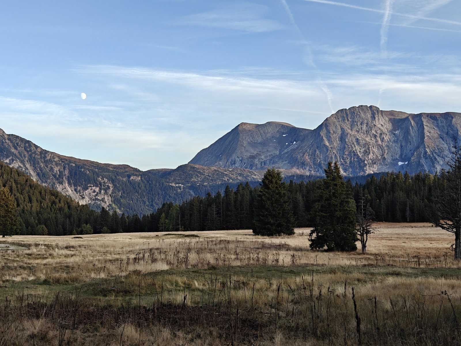 Fin de journée d'automne sur le plateau, la lune déjà levée